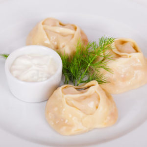 Манты с соусом